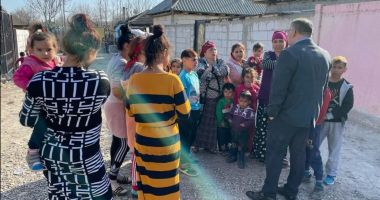 Vor fi convinşi romii din comuna Castelu să pună mâna pe carte? "Educația nu se negociază!" - 11