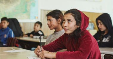 Vor fi convinşi romii din comuna Castelu să pună mâna pe carte? "Educația nu se negociază!" - 8