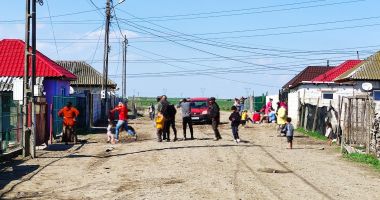 Vor fi convinşi romii din comuna Castelu să pună mâna pe carte? "Educația nu se negociază!" - 4