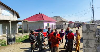 Vor fi convinşi romii din comuna Castelu să pună mâna pe carte? "Educația nu se negociază!" - 6