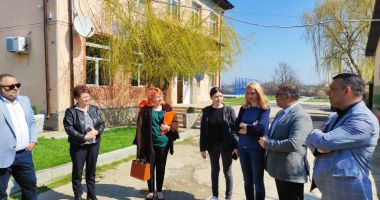 Vor fi convinşi romii din comuna Castelu să pună mâna pe carte? "Educația nu se negociază!" - 7