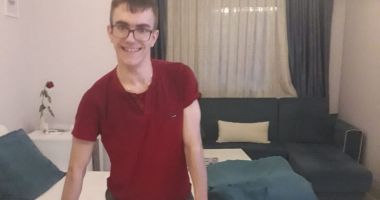 Stire din Social : Succes pentru un tânăr din Agigea: învață să meargă, după o viață într-un scaun rulant!