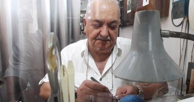 Stire din Economie : Micile meserii, pe cale de dispariție! "Noi, ceasornicarii rămași în activitate, suntem, astăzi, un fel de… piese de muzeu!"