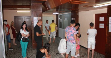 "S-a schimbat legea, nu avem ce face".  De ce se înghesuie constănțenii la Pașapoarte - 2