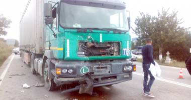 VIDEO / MAȘINĂ SPULBERATĂ DE TIR, LA CONSTANȚA! A băgat cinci persoane în spital și a fugit de la fața locului - 3