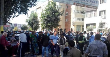 Stire din Eveniment : Cine se mai teme de polițiștii constănțeni? Reglare de conturi în plină zi, pe stradă