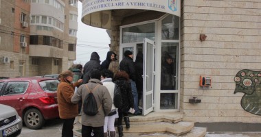 CONSTĂNȚENII SE CALCĂ ÎN PICIOARE PENTRU A-ȘI SCHIMBA PERMISUL - 2