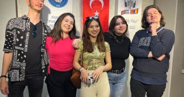 Stire din Cultură-Educație : "A călători devine sinonim cu a cunoaște", concluzia elevilor Colegiului "Mihai Eminescu"
