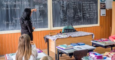 Stire din Cultură-Educație : Un director cu Definitivat și cinci ani vechime îl va evalua pe colegul cu doctorat sau gradul I