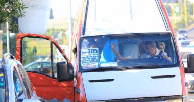 Stire din Eveniment : IMAGINI REVOLTĂTOARE / CÂT ÎI MAI TOLERĂM? Maxi-taxi: la limita obrăzniciei și a inconștienței!