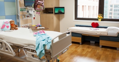 Stire din Sănătate : Constanța are nevoie urgentă  de un spital de pediatrie. Fetița  cu picioarele amputate, transferată la Iași