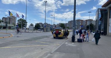 Constanţa turistică! Zona gării, plină de gropi, gunoaie şi maidanezi - 6