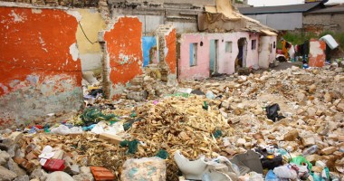 Imaginile groazei / Copii crescuți printre gunoaie și șobolani, în centrul Constanței - 3