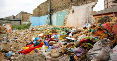 Imaginile groazei / Copii crescuți printre gunoaie și șobolani, în centrul Constanței - 5