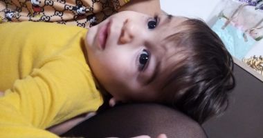 Stire din Social : Fiți milostivi și ajutați-l! Un băiețel cu scor Apgar 1 luptă pentru viața lui