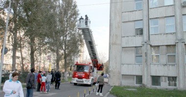 Stire din Eveniment : Copil de 13 ani, la un pas de tragedie. A vrut să se arunce de la etajul opt al Spitalului Județean