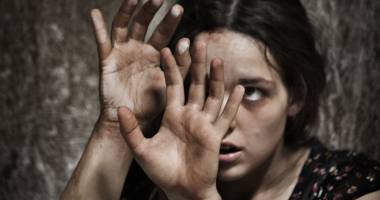 Stire din Social : Copilărie distrusă de o boală rară. Povestea unei fete condamnată să trăiască  în întuneric