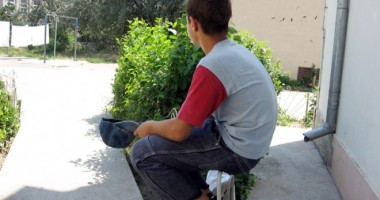 Stire din Eveniment : Copilul rănit în urma exploziei de la Topraisar, recuperat de medici de pe străzi