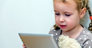 Stire din Cetățenești : Copilul urlă că vrea tabletă. Cedezi sau aștepți să mai crească?