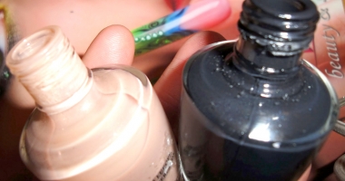 Stire din Social : Cosmetice "de firmă", vândute la sacoșă. La ce riscuri se expun femeile care le cumpără