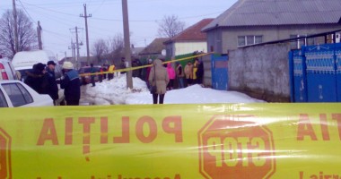 Stire din Eveniment : GALERIE FOTO / Crimă pasională: Și-a strâns de gât soția, după care s-a spânzurat în ușa casei