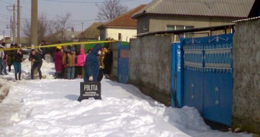 GALERIE FOTO / Crimă pasională: Și-a strâns de gât soția, după care s-a spânzurat în ușa casei - 2