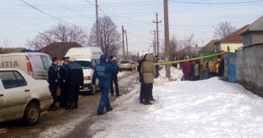 GALERIE FOTO / Crimă pasională: Și-a strâns de gât soția, după care s-a spânzurat în ușa casei - 3