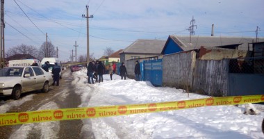 GALERIE FOTO / Crimă pasională: Și-a strâns de gât soția, după care s-a spânzurat în ușa casei - 4