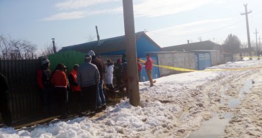 GALERIE FOTO / Crimă pasională: Și-a strâns de gât soția, după care s-a spânzurat în ușa casei - 6