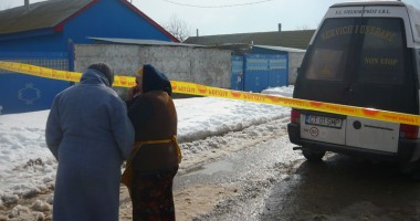 GALERIE FOTO / Crimă pasională: Și-a strâns de gât soția, după care s-a spânzurat în ușa casei - 7