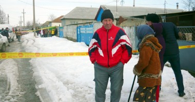 GALERIE FOTO / Crimă pasională: Și-a strâns de gât soția, după care s-a spânzurat în ușa casei - 8