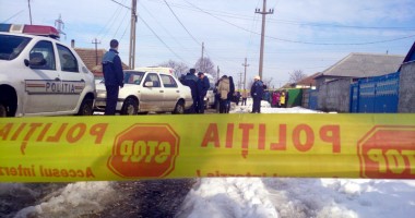 GALERIE FOTO / Crimă pasională: Și-a strâns de gât soția, după care s-a spânzurat în ușa casei - 9