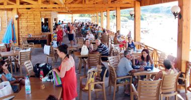 Stire din Eveniment : Operatorii din turism dau piept cu cea mai mare criză din ultimii 27 de ani. Cum se poate rezolva situația