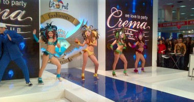Stire din Economie : Cum este promovată Mamaia: distracție, multe pene și fete "apetisante"