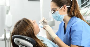 Stire din Sănătate : Cum ne păstrăm dantura albă şi strălucitoare. Sfaturi de la medicul stomatolog