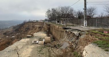 Măsuri dispuse la Cumpăna: casele de pe marginea malului surpat rămân evacuate! - 2