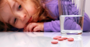 Stire din Sănătate : Când părinții devin "medici", copiii suferă. Un simplu roșu în gât se transformă în afecțiuni grave ale inimii