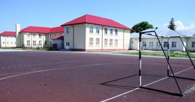 Stire din Cultură-Educație : Cu porțile închise! Școlile constănțene, transformate în "buncăre blindate"