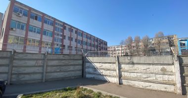 Curtea şcolii, cu lacăt şi sârmă ghimpată! Elevii nu au acces pe terenurile de sport în afara programului - 2