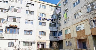 Este nevoie de intervenţia poliţiştilor? Cu rufele la vedere, în Constanţa anului 2022! - 2