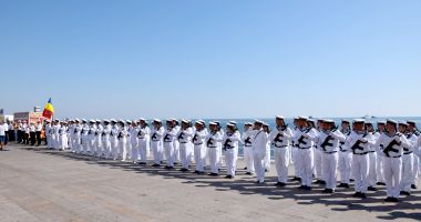 Stire din Eveniment : Defilare navală şi aeriană, torţe şi artificii, la Ziua Marinei Române, pe litoral