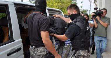 Stire din Eveniment : Descinderi cu mascați la Constanța. Contrabandiștii de arme, prinși pe picior greșit