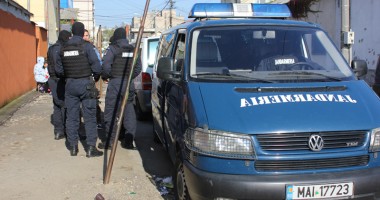 Stire din Eveniment : Descinderi în Constanța! Traficanți de droguri, luați pe sus de mascați