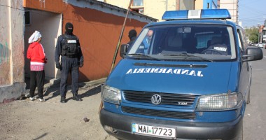 Descinderi în Constanța! Traficanți de droguri, luați pe sus de mascați - 3