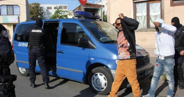 Descinderi în Constanța! Traficanți de droguri, luați pe sus de mascați - 5