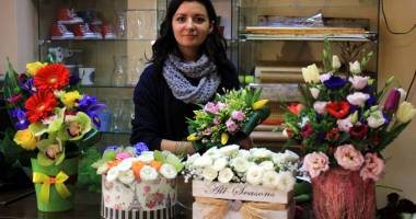 Stire din Social : Design-ul petalelor. Ea e tânăra care dă viață florilor