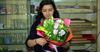 Design-ul petalelor. Ea e tânăra care dă viață florilor - 3