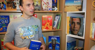 Stire din Cultură-Educație : Tânărul care pune degetul pe rană: "Mulți dintre pensionarii din Constanța sunt sălbatici"
