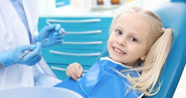 Stire din Sănătate : Copiii nu mușcă bine? Duceți-i din timp la dentist!