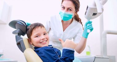 Aveţi grijă de dinţii copiilor! Puneţi-i să îndepărteze placa bacteriană corect